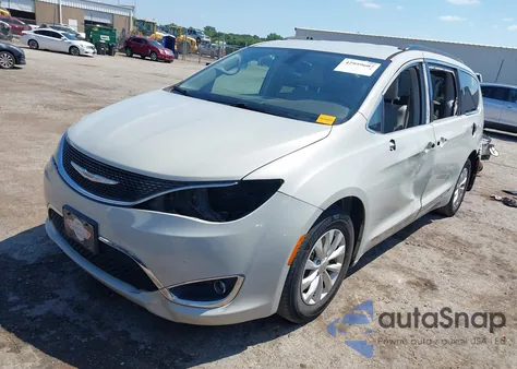 2017 Chrysler Pacifica Touring-L из США, поврежденный, VIN 2C4RC1BG6HR552974
